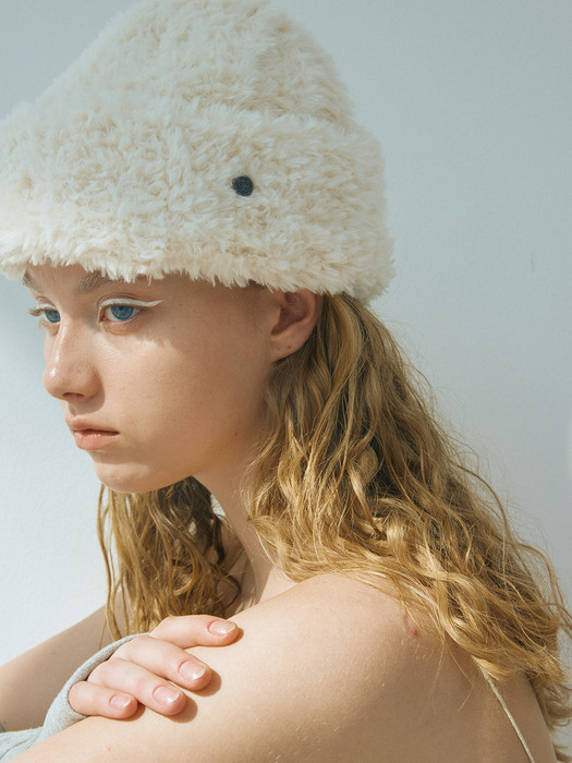 [Let there be light] Fur beanie in white