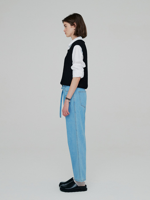 HIGH-RISE BELTED TAPERED JEANS