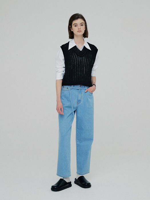 HIGH-RISE BELTED TAPERED JEANS