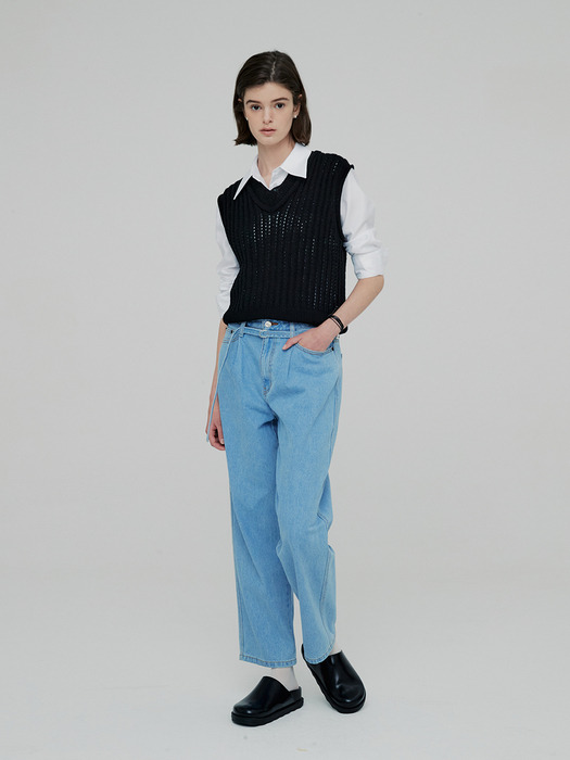 HIGH-RISE BELTED TAPERED JEANS