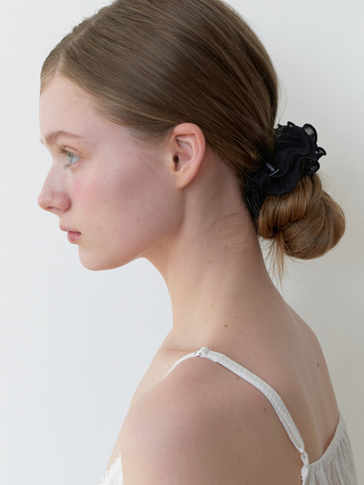 airy blooming scrunch - black