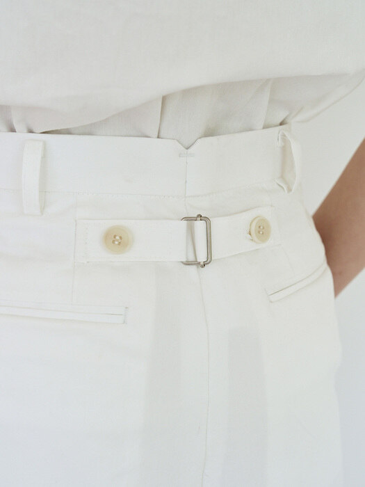 double tuck pocket half pants (ivory)