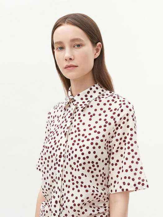 BURGUNDY DOT TEI SIDE SHIRRING DRESS