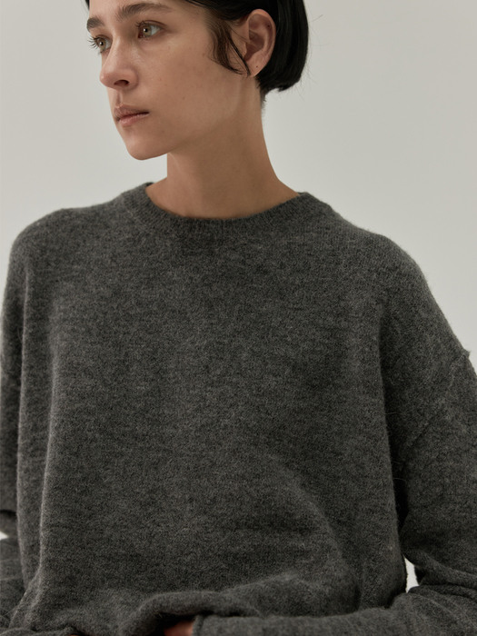 alpaca round sweater (charcoal)