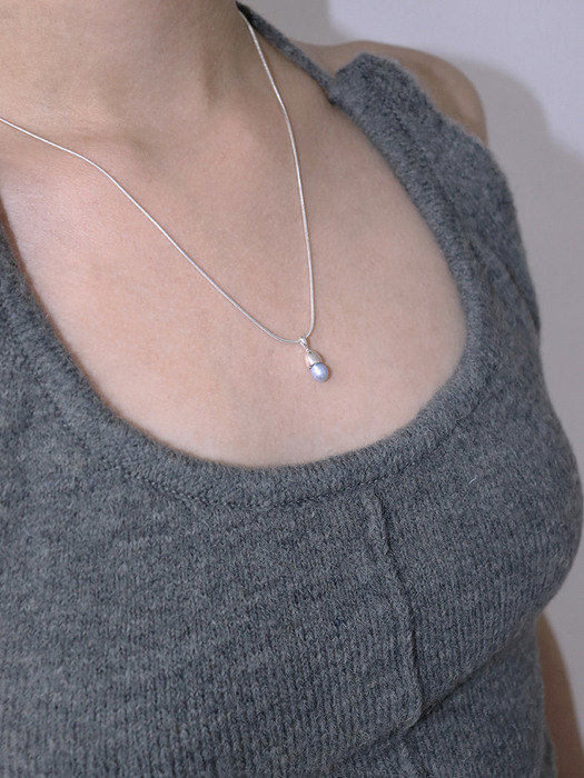 Blue pearl necklace