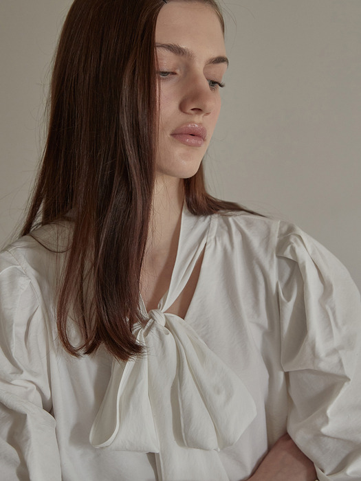 Ribbon point scarf blouse - Off white