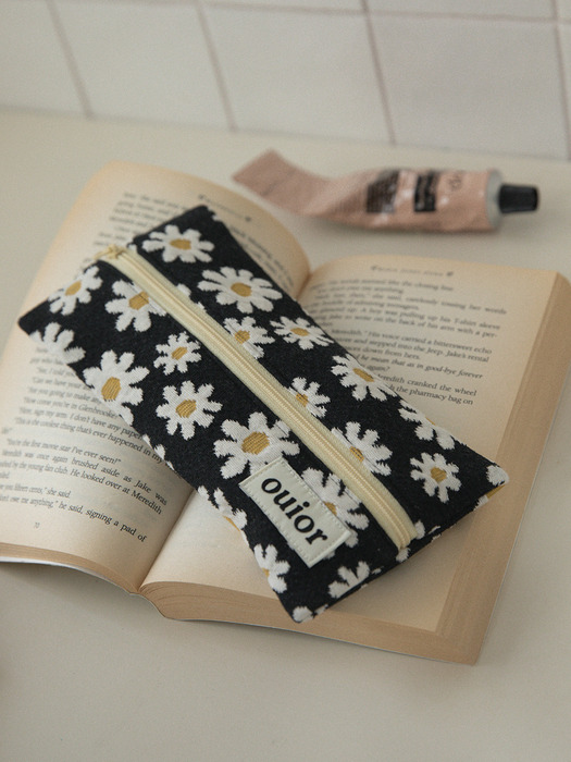 ouior flat pencil case - marguerite black (middle zipper)