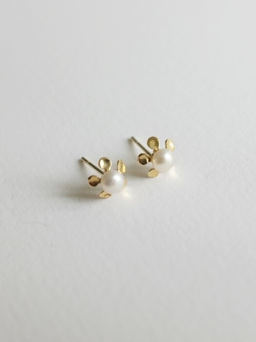 14k gold Pearl Flower Earring