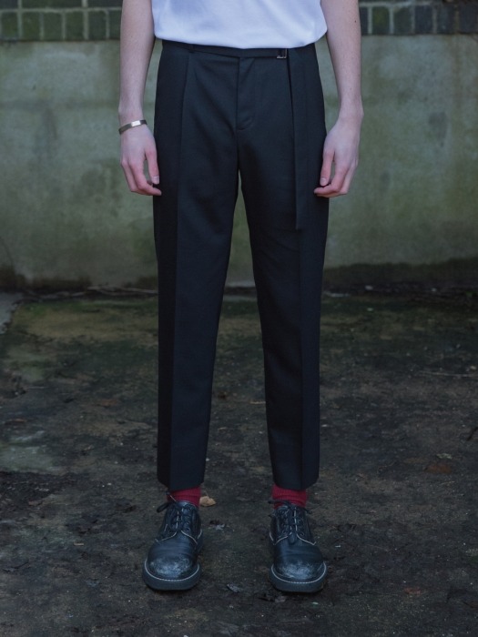 Belted Carrot-Fit Trousers / Black