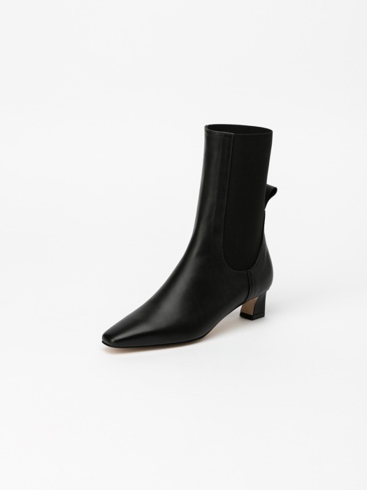 Flake Chelsea Boots in Black