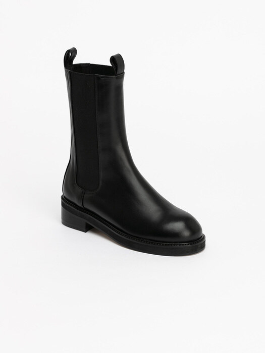 Signific High-rise Chelsea Boots in Black