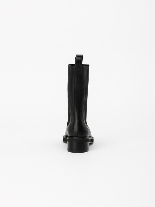 Signific High-rise Chelsea Boots in Black