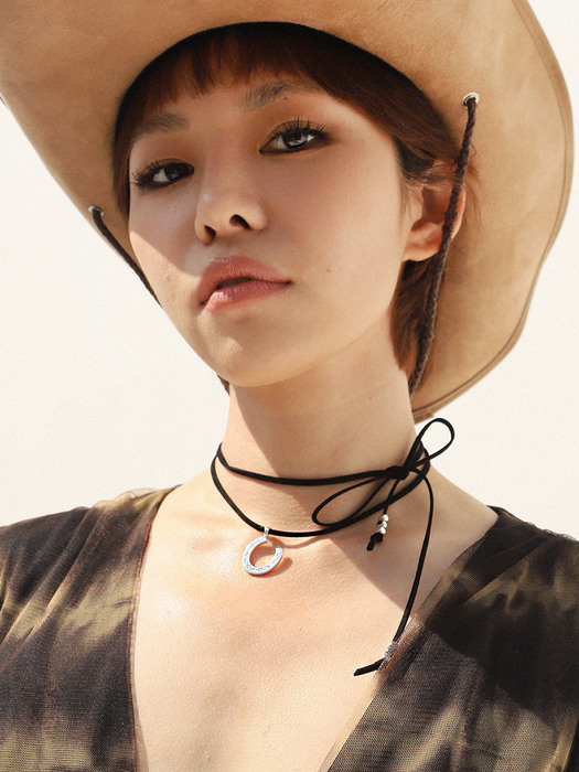 Horseshoe Strap Choker (Black)