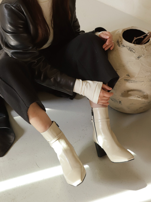 Belt ankle boots / cream beige