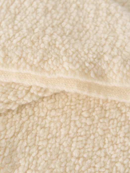 Triangle wool muffler (Ivory boucle)