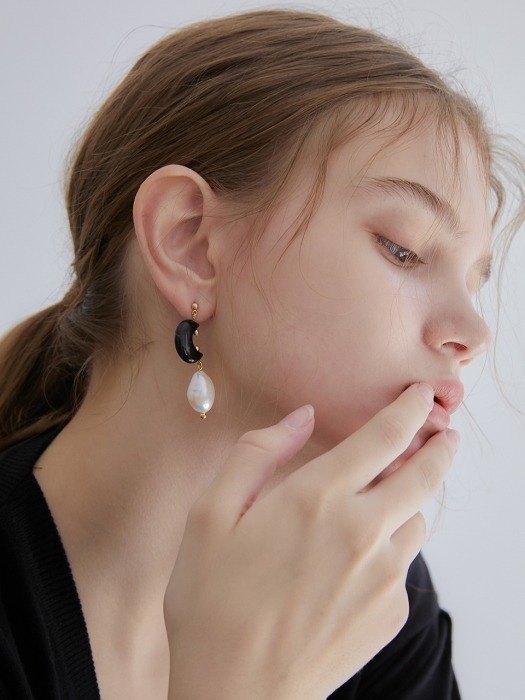 black moon pearl earring