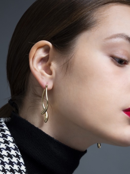 Cold Wave Earring