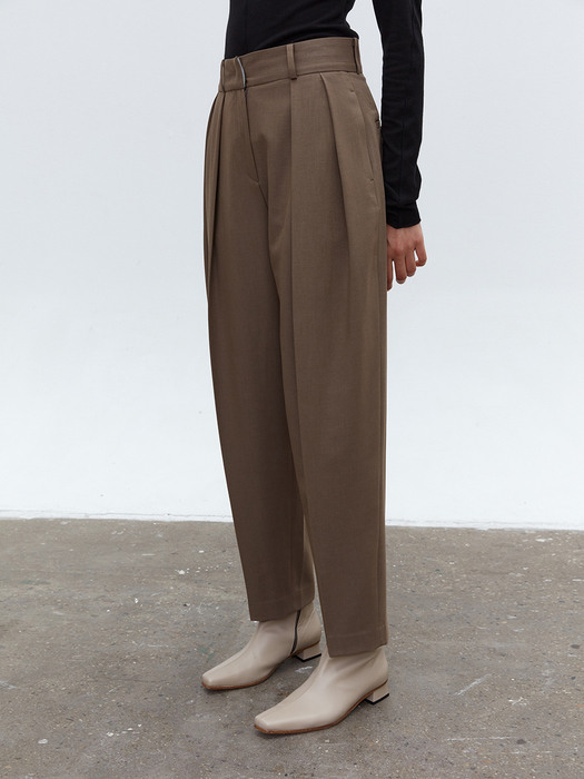 TOF TAPERED TWO TUCK TROUSER BROWN