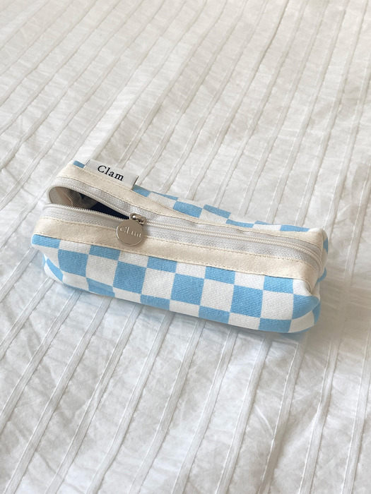 Clam round pencilcase _ Checkerboard sky blue