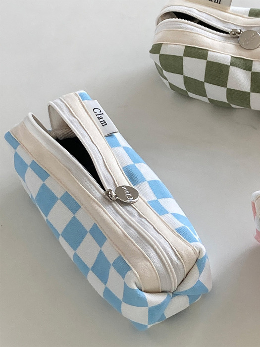 Clam round pencilcase _ Checkerboard sky blue