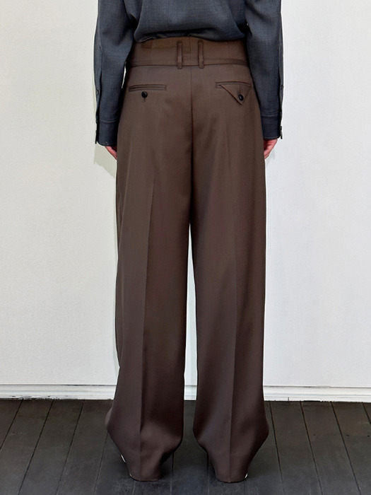 HAILEY BROWN TWO TUCKED TAPERED PANTS