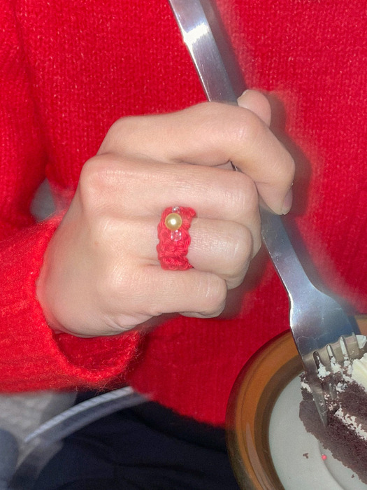 Gem with knitted ring (Red)
