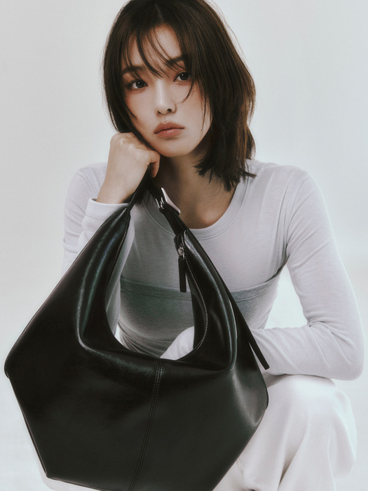 [단독]Mossy Hobo Bag_Leather Black