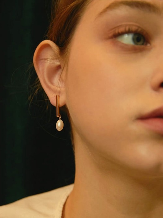 unbalance pearl drop earring