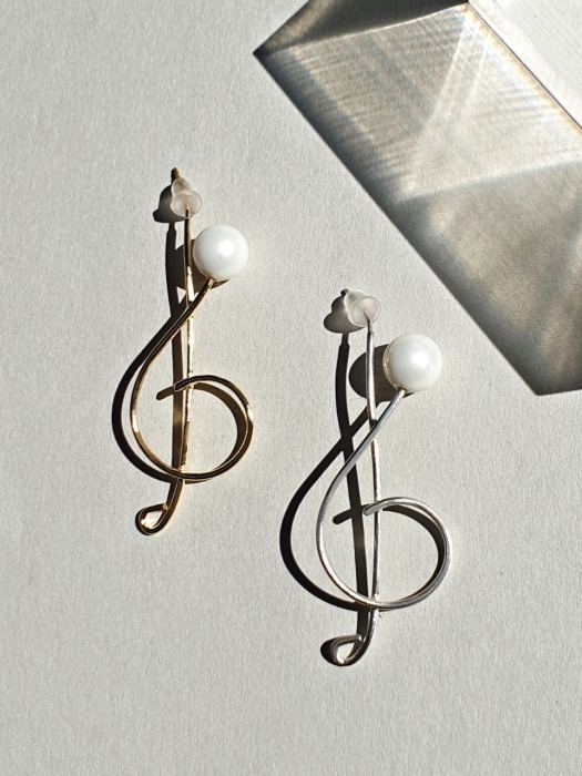 Pearl G clef Earring