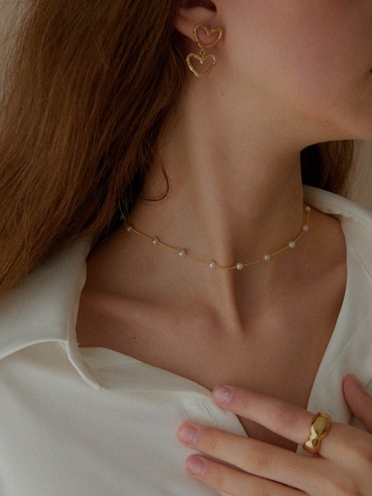 thin pearl necklace (choker)