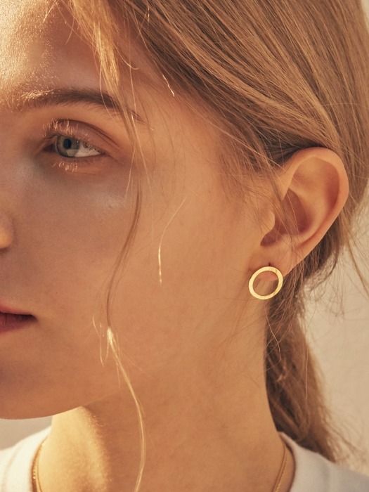 UNBALANCE CIRCLE EARRING