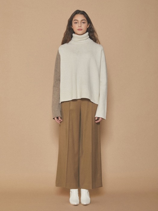 Color block turtle neck knit top [IVORY]