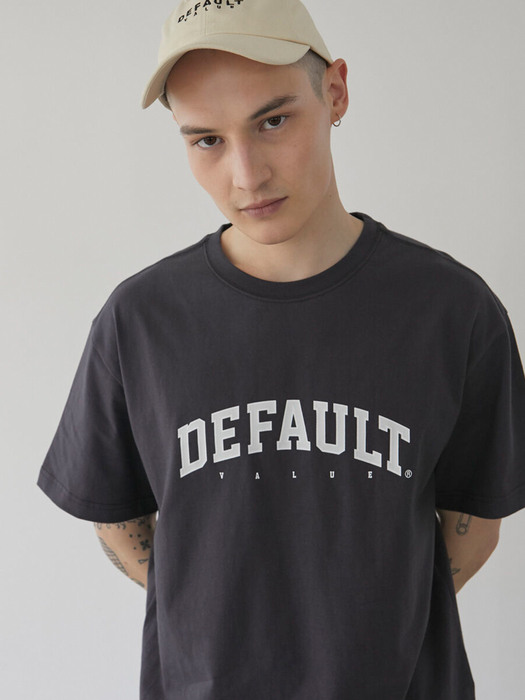  DEFAULT ARCH LOGO TEE CHARCOAL