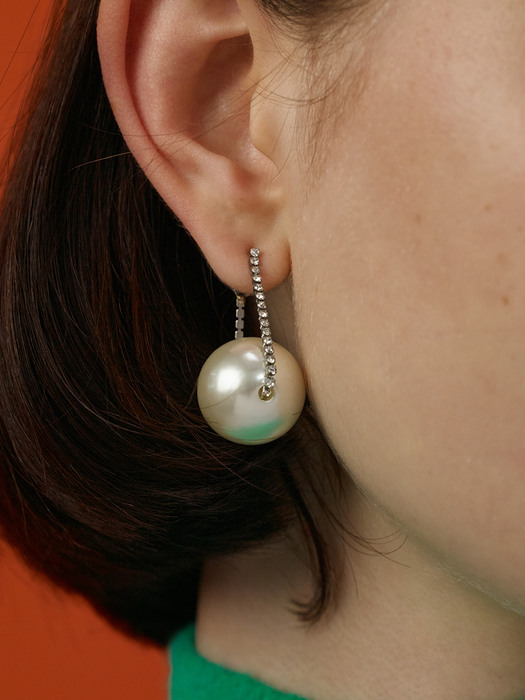 Brilliant Crystals And Pearl/Silver Ball Earrings (Short)