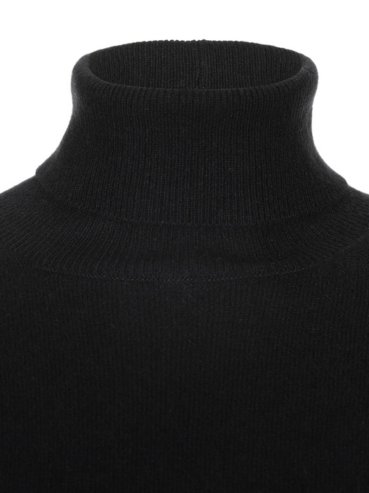 ROYAL Collection. Italy Cashmere 100% Back Logo Detail Turtle Neck Pullover Black