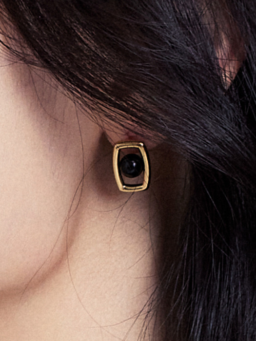 Rectangle UFO Onyx Earrings (Gold)