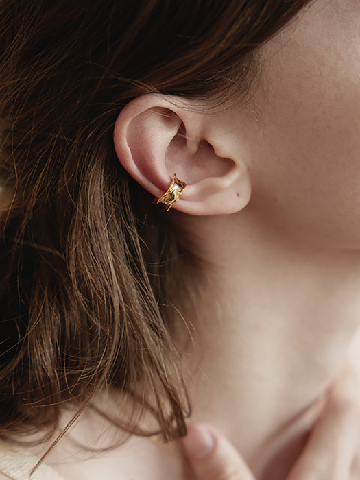 Simple gold flexura earring