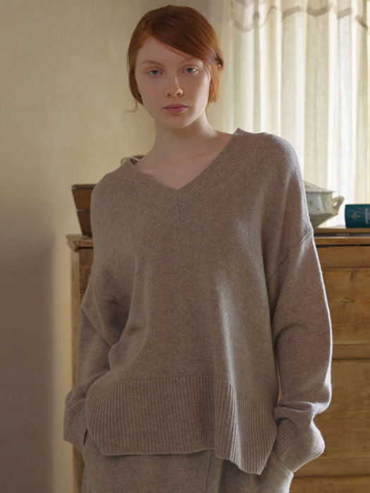V-neck pullover knit