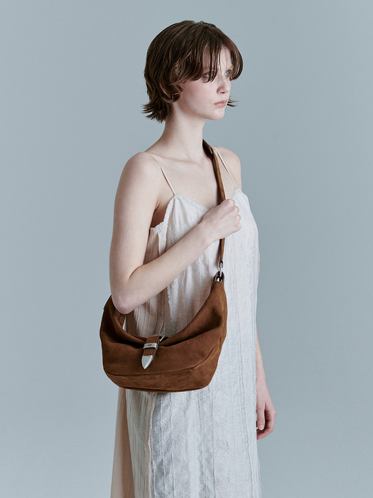 BELTED HOBO MEDIUM_chestnut nubuck