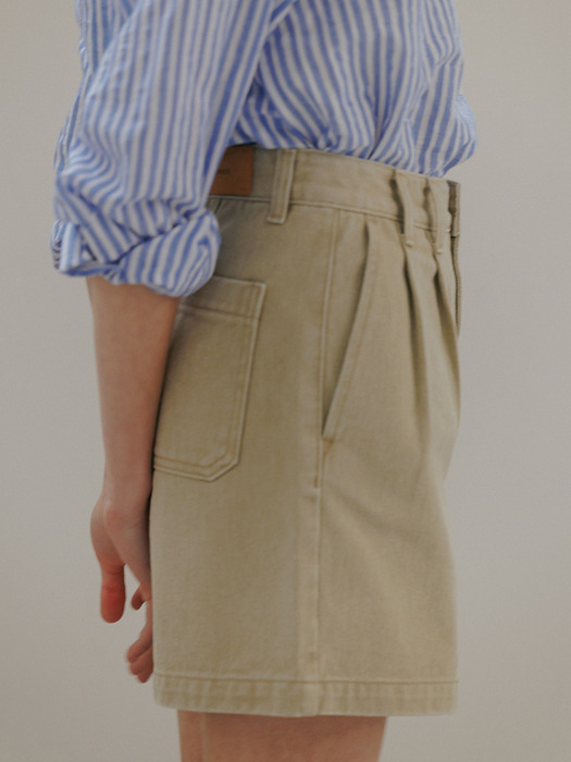 denim tuck shorts (beige)