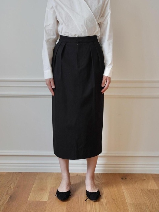 Sarah pintuck skirt, black