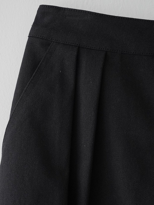 Sarah pintuck skirt, black