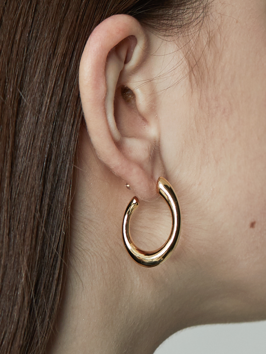 FLOW OVAL HOOP EARRING