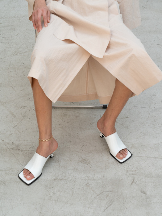 WIDE EDGE SANDAL [C0S10 WT]