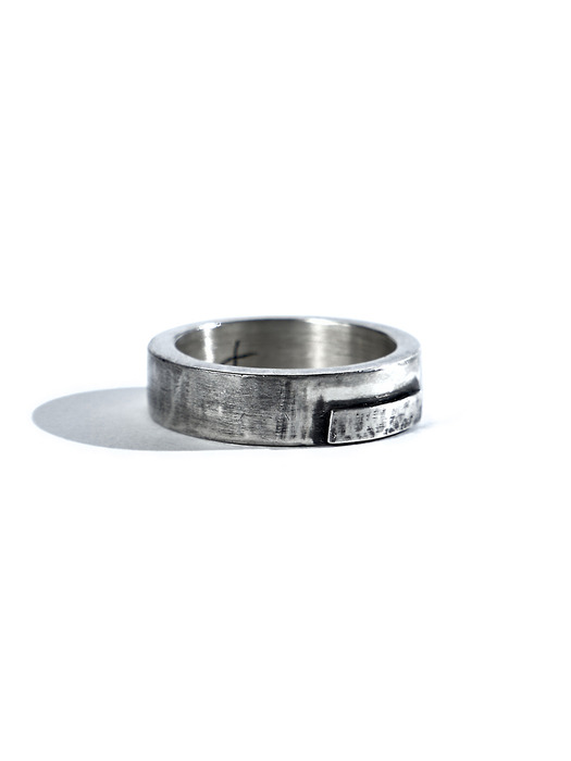 SEWN SWEN SILVER HAMMERED THIN PLATE RING