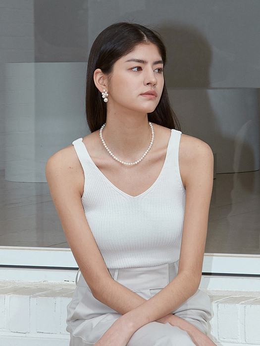 OU870 ribbed v neck sleeveless knit (white)