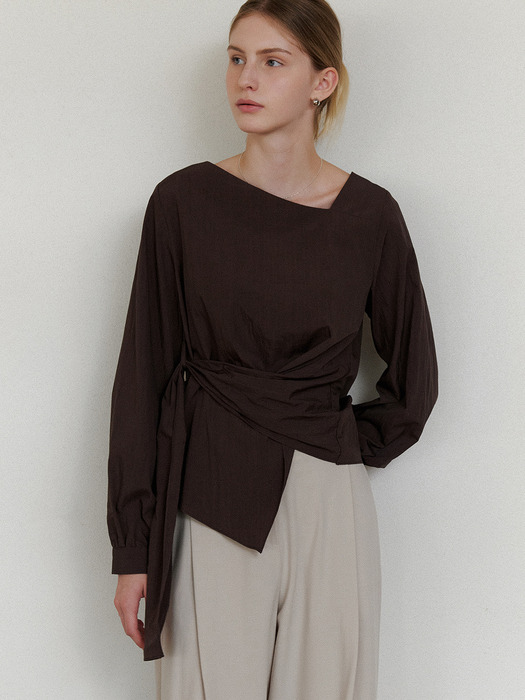 comos 1214 unbalance wrap blouse (brown)