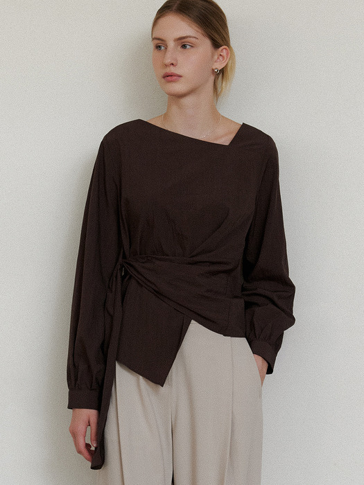 comos 1214 unbalance wrap blouse (brown)