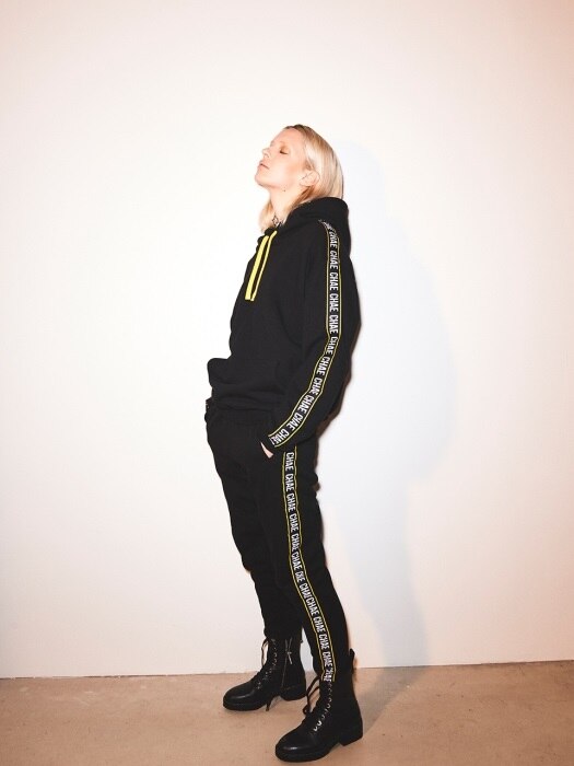 CHAE taping over-fit pull over hoodie [Black]