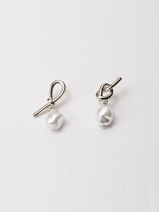 KNOT PEARL POST EARRING